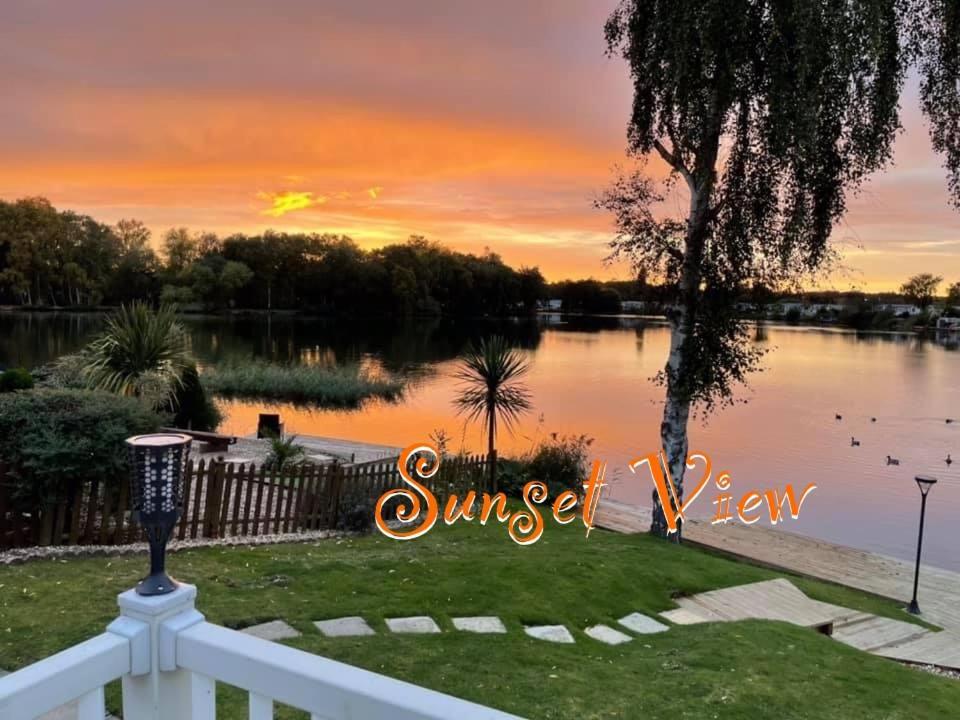 Tattershall Lakes Sunset View Caravan Lakeside, Hot Tub, Garden, Private Fishing Peg & Wifi Extérieur photo