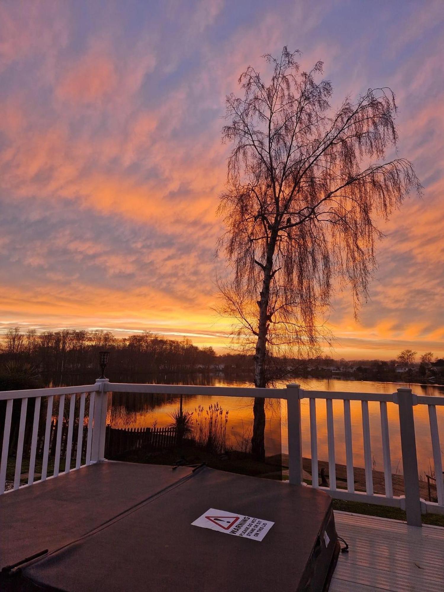 Tattershall Lakes Sunset View Caravan Lakeside, Hot Tub, Garden, Private Fishing Peg & Wifi Extérieur photo